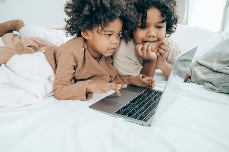 Screen Time Guidelines: Balancing Tech with Traditional Play